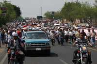 Cientos de personas cerraron ayer las principales carreteras de la región surponiente de Morelos para exigir que se cancele la construcción de una unidad habitacional de 15 mil viviendas. El secretario de Gobierno de la entidad ofreció dialogar con los inconformes