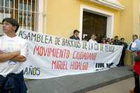 Integrantes de la Asamblea de Barrios bloquearon ayer las entradas a las oficinas de la delegación Miguel Hidalgo
