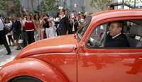 El presidente Felipe Calderón tripula un sedán Volkswagen, durante la visita que hizo a la ciudad de Wolfsburg