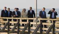 Los líderes de los países más industrializados caminan por un muelle de la ciudad alemana de Heiligendamm