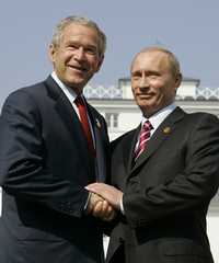 George W. Bush y Vladimir Putin se saludan amistosamente después de una reunión del Grupo de los Ocho
