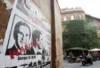 Carteles contra la visita de Bush a Roma este fin de semana aparecieron en gran cantidad en las bardas en la capital italiana