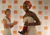 Chimamanda Adichie, de Nigeria, anteayer al recibir el galardón en Londres
