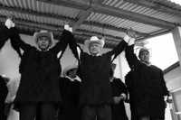 López Obrador con los síndicos de San Juan Chamula, al final del mitin en la comunidad Bautista Chico. El "presidente legítimo" porta el traje tradicional del lugar