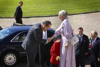 El presidente Felipe Calderón saluda a la reina Margarita II de Dinamarca, a su llegada al castillo de Fredensborg