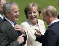 George Bush, Angela Merkel y Vladimir Putin, el pasado viernes en Heiligendamm