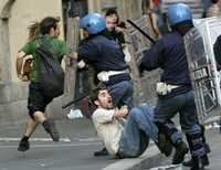 Policías reprimen a manifestantes durante protestas en Roma contra la visita del mandatario estadunidense