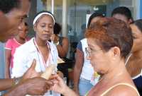 En el salón Afrodita, de La Habana, Leticia Santacruz muestra la forma de colocar un condón