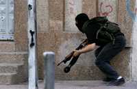 Un miliciano de Hamas se guarece en la ciudad de Gaza de disparos de militantes de Fatah
