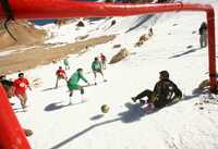 El presidente de Bolivia, Evo Morales, jugó futbol en la montaña de Sajama, a más de 6 mil metros de altura, como una protesta más contra el veto de la FIFA para disputar partidos en zonas de altitud