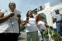 Maestros de Oaxaca se manifestaron ayer en Paseo de la Reforma para conmemorar el primer aniversario del fallido desalojo de hace un año en la capital del estado. Los docentes se sumaron al creciente malestar por las modificaciones a la Ley del ISSSTE