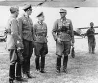 Waldheim (segundo de izquierda a derecha), en una pista de aterrizaje en Podgorica, ciudad de la Yugoslavia ocupada por los nazis, en 1943