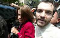 El empresario Carlos Ahumada y su esposa, Cecilia Gurza, el pasado 8 de mayo, cuando fue liberado por el juez 12 de lo penal, Alberto Rubalcava Ramírez