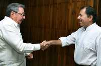 El presidente interino de Cuba, Raúl Castro, dio la bienvenida al mandatario nicaragüense, Daniel Ortega, en La Habana