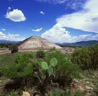 Persiste la polémica en torno a las "mejoras" que pretenden hacer al proyecto turístico que incluye a Teotihuacán. De entrada fue cancelado el cochecito que iba a llevar a los visitantes por la Calzada de los Muertos