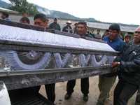 En Moyotepec se efectuó ayer el sepelio de campesinos asesinados el domingo durante una incursión armada en Tlacoapa, a raíz de un conflicto agrario