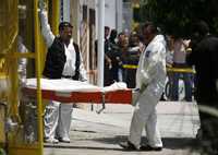 En Nuevo León, médicos forenses levantaron el cuerpo de un hombre que fue baleado en un estacionamiento