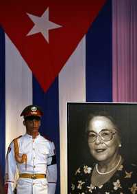 Guardia de honor a Vilma Espín en el monumento a José Martí en La Habana