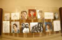 Algunas de las obras y fotografías que Vlady (1920-2005) trajo a México, reciben al visitante. Fueron emplazadas en uno de los muros del espacio de documentación y experimentación museográfica que lleva el nombre del artista, ubicado en la colonia Insurgentes Mixcoac