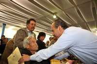 El presidente Felipe Calderón, durante la entrega de apoyos a adultos mayores en el municipio Ixtacuixtla de Mariano Matamoros, Tlaxcala