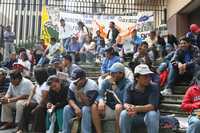 Integrantes de la Coordinadora Nacional de Trabajadores de la Educación bloquearon ayer las entradas a la Secretaría de Hacienda, para expresar su rechazo a la Ley del ISSSTE y a la iniciativa de reforma fiscal del presidente Felipe Calderón