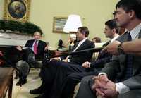 El presidente George W. Bush (al fondo), recibió ayer a legisladores del Partido Republicano en el salón Oval de la Casa Blanca