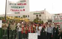Trabajadores de Líneas Aéreas Azteca protestaron frente a la puerta cuatro del aeropuerto capitalino en demanda de reiniciar sus labores