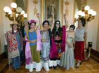 Ofelia Medina (al centro), en su caracterización de Frida, con el elenco de la obra, ayer, en el Teatro de la Ciudad