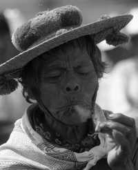 Huichol fumando