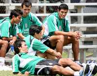 Los agotados Pável Pardo y Ricardo Osorio se relajan durante la práctica del Tri, previa a la final de la Copa de Oro contra Estados Unidos