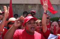Militantes priístas se manifestaron frente a la casa de gobierno en Mexicali por la sentencia judicial que obliga a designar un candidato suplente al PRI