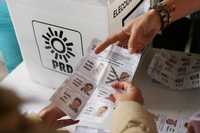 Conteo de boletas al término de la elección del candidato del PRD a la gubernatura de Michoacán