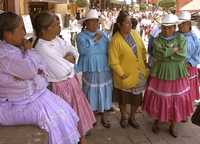 Vendedoras de artesanías se quejan de que el ayuntamiento panista de Querétaro pretende expulsarlas del centro histórico de Querétaro sin ofrecerles alternativas
