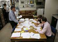 Thomas Blanton (izquierda), director del National Security Archive, y analistas ordenan los documentos