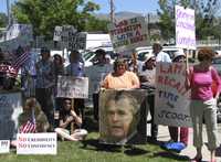 Protesta contra el procurador Alberto Gonzales afuera de un centro comunitario municipal en la ciudad de Boise, Idaho