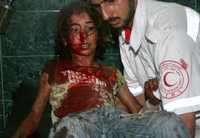 Un paramédico atiende en la ciudad de Gaza a una niña herida por los ataques israelíes