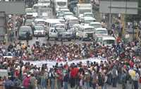 Integrantes de la CNOP impiden el paso de automóviles en Ecatepec