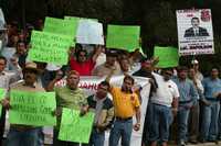 Simpatizantes del líder minero Napoleón Gómez Urrutia denunciaron la campaña de desprestigio lanzada por el Grupo México contra el gremio