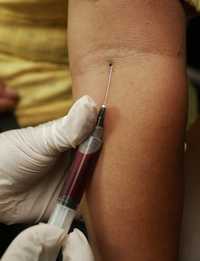 Una enfermera toma una muestra de sangre para una prueba de VIH/sida a un paciente en un centro de salud en el Salvador. El gobierno inició una campaña para examinar de forma gratuita a todos los ciudadanos
