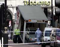 Oficiales de la policía británica remueven vehículos sospechosos en la calle Haymarket, cerca de Piccadilly, el barrio turístico del centro de Londres donde fueron descubiertos ayer los dos carros bomba