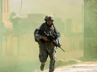 Un soldado estadunidense corre en busca de refugio durante enfrentamientos en Baquba