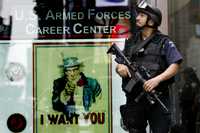 Resguardo policial en una oficina de reclutamiento de las fuerzas armadas en Nueva York