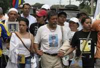 Familiares del soldado colombiano Pablo Emilio Moncayo, plagiado hace una década por un grupo rebelde, encabezan una manifestación en favor de que continúen las negociaciones entre autoridades y la guerrilla para la liberación de retenidos