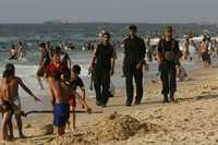 Fuerzas de Hamas patrullan las concurridas playas de la ciudad de Gaza, ayer durante el tradicional día de descanso del mundo musulmán