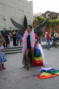 Integrantes del Colectivo Orgullo Lésbico-Gay, participaron en la marcha denominada Diversidad Diversa. La imagen, durante una parada en la calle José María Morelos, en el centro de Aguascalientes