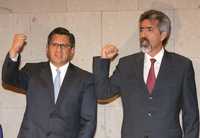 El secretario de Seguridad Pública del DF, Joel Ortega, y el director del IPN, José Enrique Villa Rivera, entonan la porra del Poli