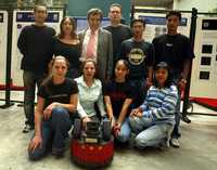 Luis Pineda, en el centro de la imagen, rodeado de sus colaboradores en el proyecto robótico, en instalaciones del Universum