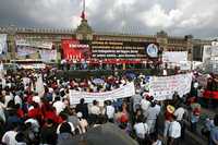 En imagen de archivo, trabajadores del Instituto Mexicano del Seguro Social que realizaron una marcha del Angel de la Independencia al Zócalo capitalino en contra de las reformas a la ley de pensiones