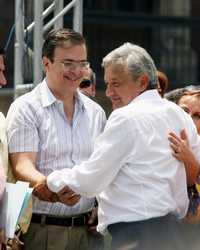 Marcelo Ebrard Casaubon y Andrés Manuel López Obrador, durante la tercera asamblea de la Convención Nacional Democrática, ayer en el Zócalo capitalino