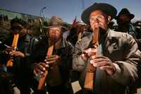Indígenas bolivianos de El Alto al participar ayer en una protesta contra la propuesta que discute la Asamblea Constituyente sobre cambiar la sede del gobierno de La Paz a Sucre